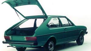 Nesta versão de três portas, o vidro é integrado à tampa traseira, permitindo acesso ao interior.