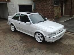 O Ford Escort XR3 expressa bem o design que estava em voga nos anos 80.