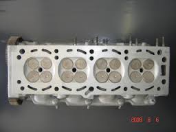 Cabeçote de 16 válvulas (4 por cilindro, ou multiválvulas).