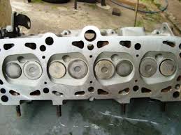 Cabeçote de 8 válvulas (2 por cilindro).