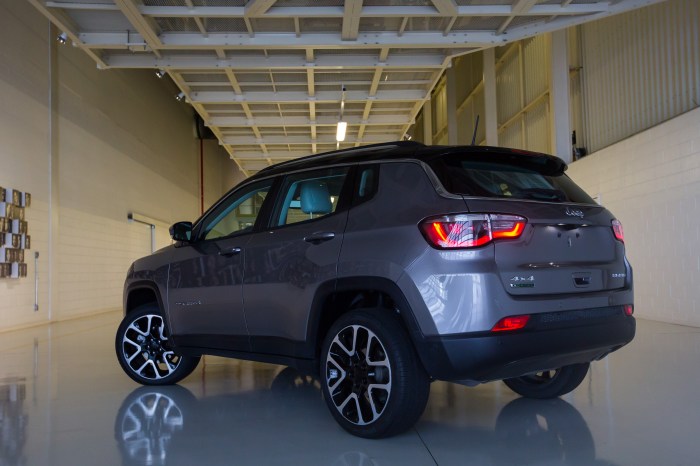 compras racionais de carros jeep compass traseira