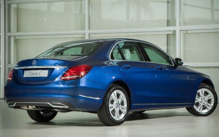 compras racionais de carros mercedes C180 traseira