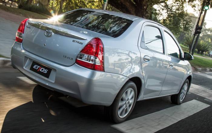 melhores compras de carro racionais toyota etios sedan traseira