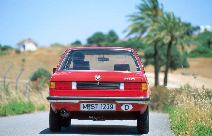 primeira BMW Série 3 1975 traseira