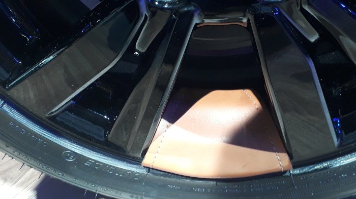 roda com acabamento em couro